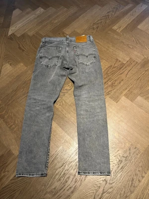 Levis 502 slim taper - Ett par Levis 502 slim taper i superfint skick, inga hål eller liknande. Storlek 28/30 i grå färg. Skön gylf med dragkedja och fem fickor. Kolla sista bilden för lite mer info