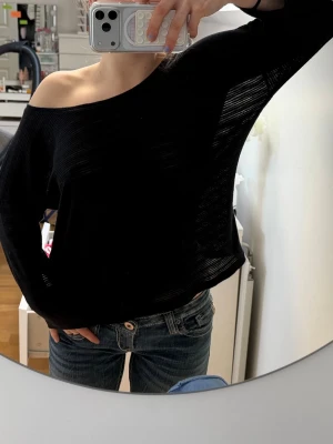 Tröja  - Tröja i lätt vädrade material- modellen är ska vara litegenomskinlig som ni ser- har ingen topp under så det funkar bra! Jätteee bekväm 