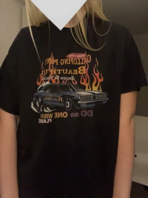 Tshirt  - Mysig tshirt med coolt tryck. Storleken är lite oklar då den saknar lapp,  men skulle säga att den passar S-L beroende på passformen man vill ha<3