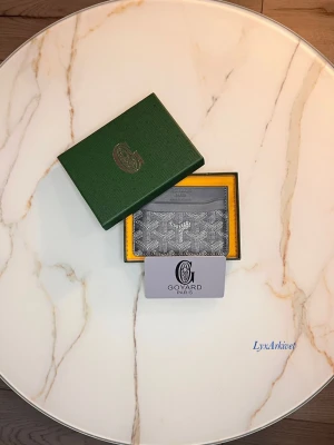 Grå Korthållare - Kvitto med mera skickas vid förfrågan.