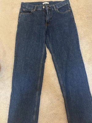 Blå raka jeans från Gina tricot  - Mörkblå jeans med rak passform 🩵