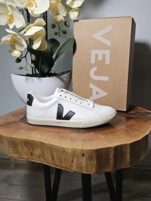 Veja skor - Superfina veja skor i storlek 37 med svart märke/V! Köptes helt nya på vinted men var tyvärr för stora och har aldrig använts, så tänkte sälja vidare! Bilderna är från hen som sålde på vinted, skriv för egna eller om du har någon fundering❣️