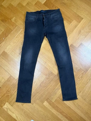 Handpicked Orvieto slim fit jeans  - Handpicked Orvieto slim fit jeans i jätte bra skick storlek 32 nypris över 3500kr