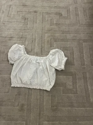 Vit volang topp - Fin söt volang topp 