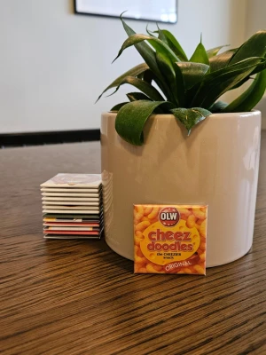 Kylskåpsmagnet Cheez doodles  - Dimensioner är 50x50mm. Alla magneter är designade och handgjorda av mig. Jag använder en blandning av nytt och begagnat material. Mitt mål är att skicka beställningar inom 24 timmar. Följ mig på Insta: magnet.man  /Magnet man