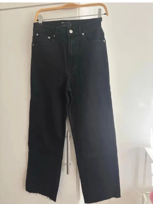Svarta raka jeans från ASOS DESIGN - Helt nyan! Säljer ett par svarta raka jeans 