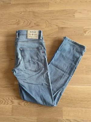 Ljusblå Replay Grover W31 L30 - Jag säljer dom här riktigt snygga Replay Grover jeansen i storlek W31 L30. De är i fint skick utan defekter. Tveka inte att höra av er!                       Mått: Längd=100cm. Midja=42cm