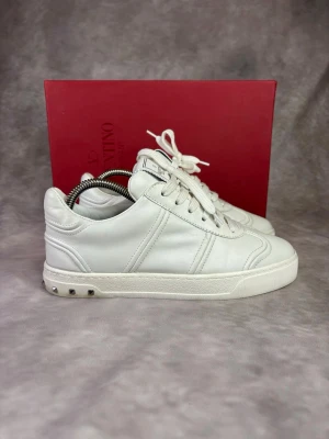 Vita Valentino Flycrew - Stl 35,5 - Fina Valentino skor i vitt, perfekt till våren och sommaren! 🌷🏖️ | Mycket bra skick: 9/10, inbytta skosulor, alla nitar kvar  | Storlek: 35,5 passar 36 också | Ingår: Skorna, Skoboxen | Nypris: Ca 5000kr | Självklart äkta.  Hör av dig vid frågor // Galgen 🫡