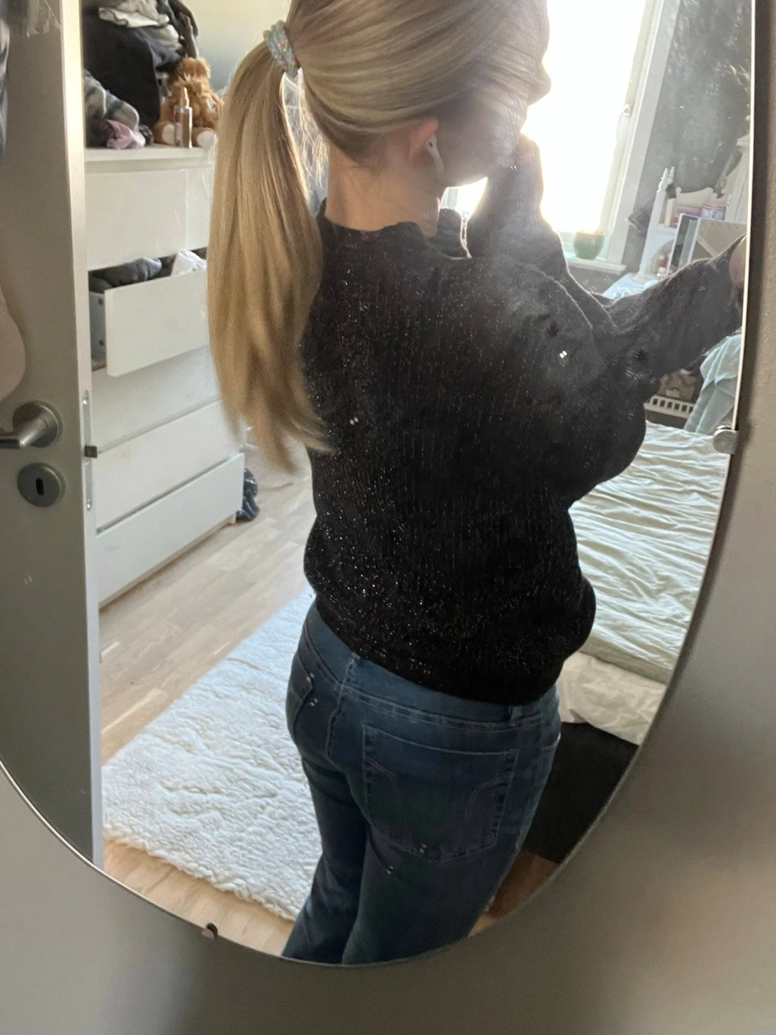 Svart stickad tröja med glitter - 1