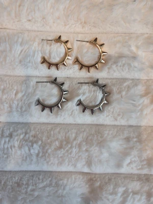 Örhängen - Två par coola örhängen i guld och silver. Dessa örhängen säljs tillsammans 