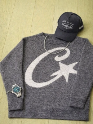 CORTIEZ + KEPS - Stickad Cortiez tröja med en keps, finns i size S.                                                            ❌⚠️För att få den för endast 499, skriv 123⚠️❌