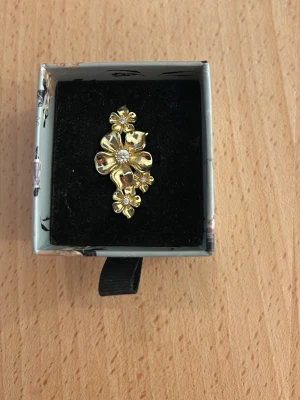 Guldfärgad blomring med strass - Unik cool trending ring från ioaku. Aldrig andvänt och är i perfekt skick.