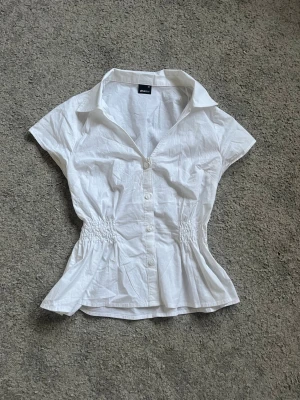 Superfin tröja från Gina Tricot  - Jättesöt blus från Gina i storlek xs! Aldrig använd men har tyvärr inte kvar prislappen! 🩷