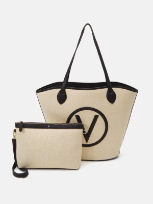 Beige shoppingväska från Valentino - Stilren shoppingväska från Valentino i beige canvas med svarta detaljer och stort V-logotyp framtill. Väskan har svarta handtag och medföljer en matchande mindre clutch med dragkedja och handledsrem. Perfekt för dig som vill ha både stil och funktion.