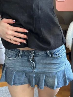 Jeanskjol - Säljer en kort jeanskjol i blå denim med volangkant nedtill. Kjolen har klassiska fickor fram och bak! Perfekt till sommaren💙 Priset är diskuterbart vid snabb affär🥰 