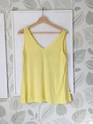 Linne Ellos Storlek 34/36 - - Jättesnygg skön tunt och elastiskt linne.  - Lite ljusare gul än vad bilderna visar.  - Storlek 34/36 men jag skulle rekomendera den till en stl 36/ liten 38.  - Avslappnat linne som inte sitter åt..  - Använd en gång men som ny har bara klippt bort lappen i nacken då den stack ut i ryggen.  - Jag kan ha missat någon miniskavank men jag har försökt att granska så gott det går.