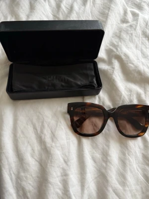Bruna CHIMI solglasögon - Säljer ett par snygga solglasögon från CHIMI modell 08 i färgen Havana. Kommer med originaletui och putsduk. Nypris 1500kr men finns inte kvar på hemsidan.