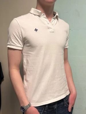 Morris piké vit - Säljer denna stilrena vi pikén från Morris. Pikén är i bra skick. Storlek M. Har du några frågor? Tveka inte att höra av dig😊 