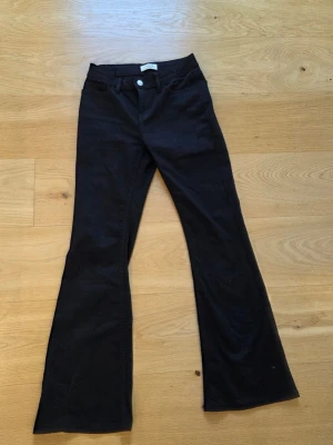 Low waist bootcut jeans  - Low waist bootcut jeans som är i nytt skick 