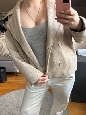 Vårkappa  - Snygg beige kappa i kort modell med bred krage och dubbelknäppning framtill. Perfekt inför våren!🤍 Priset är diskuterbart vid snabb affär🥰