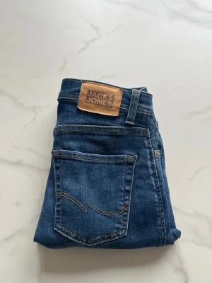 Jack & Jones Slim Glenn mörkblå 👖💙 - Dm vid intresse, lägg bud.                                           Om ni vill ha fler bilder, är det bara att höra av sig✌🏾