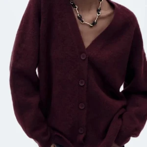Slutsåld vinröd kofta från Zara - Mysig vinröd kofta från Zara med v-ringning och stora matchande knappar framtill.