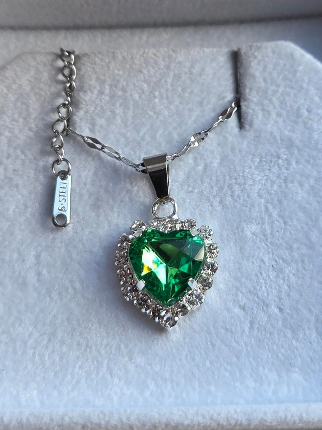 Halsband med grönt hjärthänge - 1