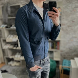 J.lindeberg jacka - Mycket bra skick, inga defekter! Passar dig som är mellan 170-180cm ungefär. Modellen är 185 cm, 75kg. Passar bra nu till våren! Skriv för mer information!🤝