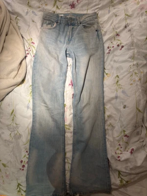 Zara jeans  - ett par Zara jeans i storlek 36 🩵 fläckarna går bort jag tvättar innan jag skickar !