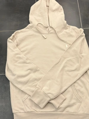 Beige hoodie från Polo Ralph Lauren - Snygg beige hoodie från Polo Ralph Lauren| perfekt till våren| nypris ca 2200| öppen för byte!