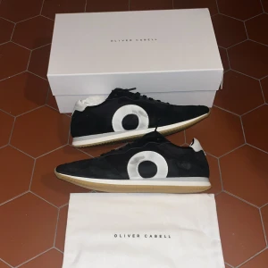 Oliver cabell runner daybreak - Använda Oliver cabell skor. Säljer dem pga storleken och för att det kostar för mycket att frakta tillbaka dem. Nypris: 3200kr. Skriv om ni undrar något! Dock är dem mer använda än på bilderna men skriv om du vill ha fler bilder 