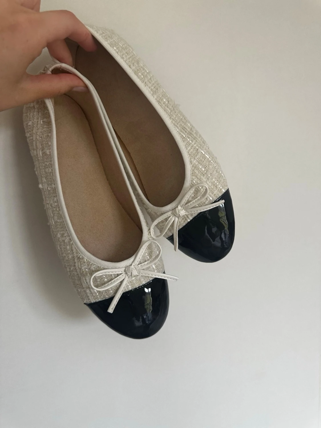 Beige ballerinaskor med lackad tå