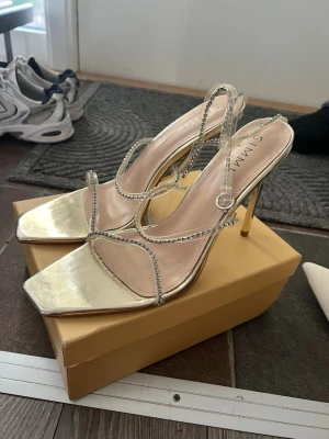 Simmi London klackar  - Emersyn Gold Mirror Clear Diamante High Heels, från Simmi London storlek 42. Passar även mig som brukar ha 40/41. Använda 1 gång . Nypris 450kr
