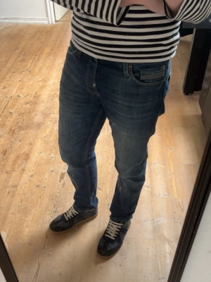 Mörkblå slim fit jeans, Jack & Jones - Säljer ett par mörkblå slim fit jeans med klassisk femficksdesign och snygg tvätt. Jeansen har normal midja och raka ben, perfekta för en avslappnad men ändå stilren look. Passar till det mesta och är riktigt bekväma.