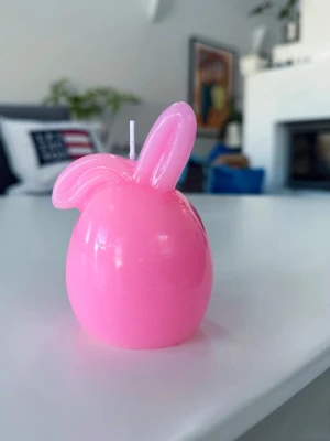 Rosa kaninformat ljus - Andra färger finns att få - Supergulligt  handgjort ljus 🥚✨ Perfekta som inredningsdetalj eller present!  • Tillverkade av naturligt sojavax • Brinner rent och fint  Perfekt som present – kan även slås in fint om du vill ge bort 💝 
