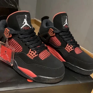 Jordan 4 red thunders  - Säljer dessa skor som är nästan helt nya. 