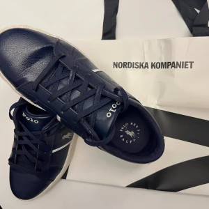 Marinblåa Ralph Lauren skor💙 - Tjenare! Säljer dessa snygga Ralph Lauren skor i Marinblått!🥶Storlek 39, modellen är unisex🔥 Använda varsamt under en kortare period, men ser nästan ut som nya💯Några minimala märken om man kollar nära, annars superfräscha och tvättade!✨Lådan medföljer ej!🚫Kan diskutera priset lite vid snabb affär🤝 Hör gärna av dig om du vill veta mer eller se fler bilder💛 