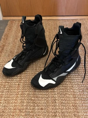 Nike hyper ko2 boxningsskor - Skorna är använda vid endast 2 träningstillfällen. Nyskick, rena och fräscha.  Jag säljer de pga passformen inte är 100% på mina fötter. Skorna är storlek 11.5 (45.5) men Nikes boxningsskor är alltid mindre, jag har storlek 43 i övriga skor och dessa passar mig storleksmässigt.   Nypris på dessa skor är 2.390kr men jag köpte de för 1.690kr (29% rabatt). En mycket populär boxningssko som väger lite och är stabil vid snabba förflyttningar sidleds.