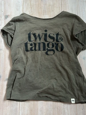 Baby tee från twist & tango  - Olivgrön barn tröja från twist & tango funkar bra som baby tee om man är xxs-s