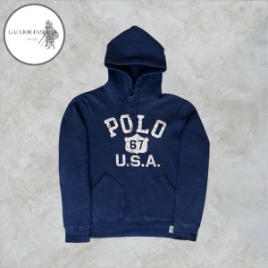 Polo Ralph Lauren 67 hoodie S - Blå Polo Ralph Lauren hoodie i storlek S. Skick 8.5/10 litet slitage vid fickan (se bild 4) men i övrigt väldigt fint skick utan större defekter. Slutsåld i butik och svår att få tag i på andrahandsmarknaden. Hör av dig om du vill ha mått eller har andra frågor.                                                       ~                                                                           Nypris var 1500- 2500kr | Mitt pris 799 kr. Alla följare får rabatt, så följ!