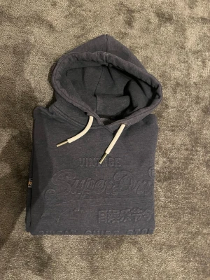 Mörkblå hoodie från Superdry - Skitsnygg mörkblå hoodie från superdry i storlek M - mycket bra skick - pris 499kr - pris kan diskuteras vid snabb affär!