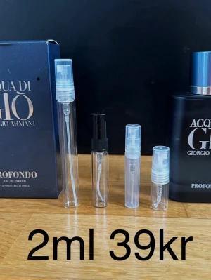 Acqua di gio profundo Giorgio Armani edp 2ml - Acqua di Gio Profondo EDP ✨ En djup, fräsch och maskulin havsdoft. Känns ren, cool och modern.  Perfekt vardag + sommar.  ☀️ Passar bäst: vår, sommar  ✨ För dig som vill dofta fräscht men moget.  🔥 Rekommenderar bundle – 15+ andra exklusiva parfymer finns.  Priser: 2ml – 39kr 3ml – 55kr 5ml – 69kr 10ml – 119kr  💎 1 ml ≈ ca 20st sprays