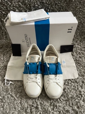 Valentino Open Rockstud INTRESSEKOLL - Ett par riktigt feta Valentino rockstuds i riktigt gott skick. 2 dustbags, äktehetsbevis, extranitar och box kommer med vid köp. Självklart äkta! Tveka inte att fråg något och priset kan sänkas vid snabb affär! 💯