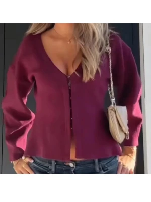 Vinröd cardigan - Super fin v-ringad vinröd tröja! Säljer då den inte kommit till användning💓hör av dig vid funderingar 