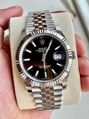 Rolx Datejust svart urtavla stål - Snygg Rolx Datejust med svart urtavla och datumfönster. Klockan har en klassisk räfflad bezel och länkarmband i polerat stål. Indexmarkeringar och visare i silver ger en stilren look. Perfekt accessoar för dig som gillar exklusiv design. Nightlight function 🌃🎆