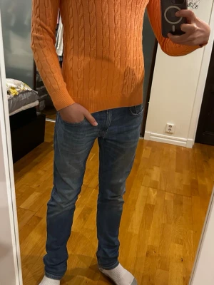 Morris kabelstickad tröja - Orange tröja från Morris i 100% Pima bomull, storlek S. Tröjan är aldrig använd och i toppskick. Nypris ligger på 2199 kr. Måtten är: längd 65 cm, bröstvidd 43 cm och ärmlängd 60 cm.Kolla gärna in profilen också, där finns flera märkeskläder och skor – du hittar säkert något mer som passar 😉💯 Hör av dig om du undrar något!