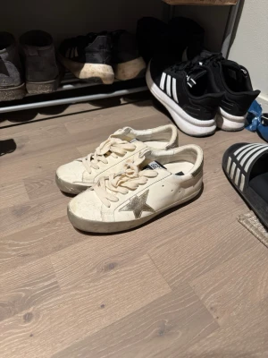 Vita Golden Goose sneakers med stjärna - Säljer mina vita golden goose💓 Använda 2 gånger men de har blivit lite dammiga ( ska tvätta bort det innan jag skickar dom ). Men annars som helt nya! 💞