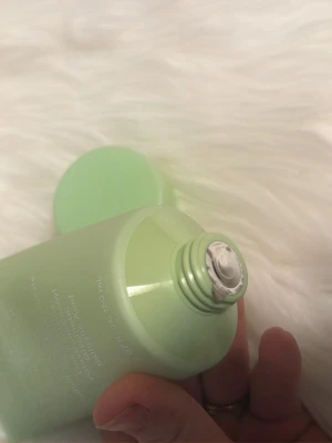 Abib Acne Foam Cleanser grön tub - Fräsch grön tub med Abib Acne Foam Cleanser. Innehåller ingredienser som salicylsyra, centella asiatica och glycerin. Tuben är tillverkad i plast och har en praktisk skruvkork. Perfekt för dig som vill rengöra huden på djupet.