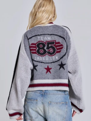 Grå stickad bomberjacka från Jaded London  - Säljer en grå stickad bomberjacka med dragkedja och coolt '85 TEAM' tryck på ryggen. Jackan har vita och vinröda ränder på ärmar och muddar samt stjärndetaljer. Rak passform och ribbade avslut. Perfekt för dig som gillar sportig retrostil. Jackan har prislapp kvar och original förpackning, säljer då jag inte kunde skicka tillbaka den.