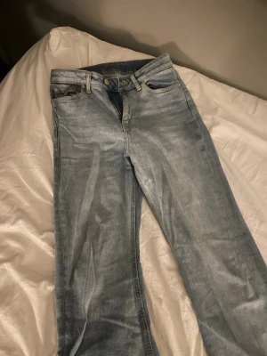 Ljusblå raka jeans - Ljusblå jeans med rak passform och klassisk femficksdesign. Jeansen har en normal midja och är tillverkade i denim. Passar dig som gillar en enkel och tidlös look. Märke ej synligt på bilderna.